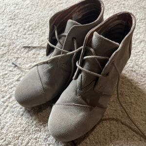 Tom's Suede Soft Material Heel Boots Size 9W Ankle high boots